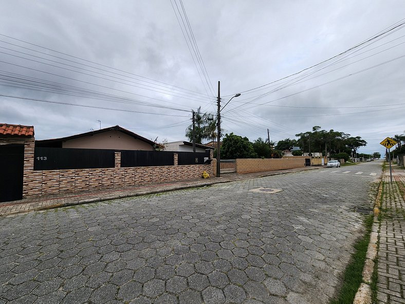 Casa 500m Praia Zimbros, até 6 pessoas