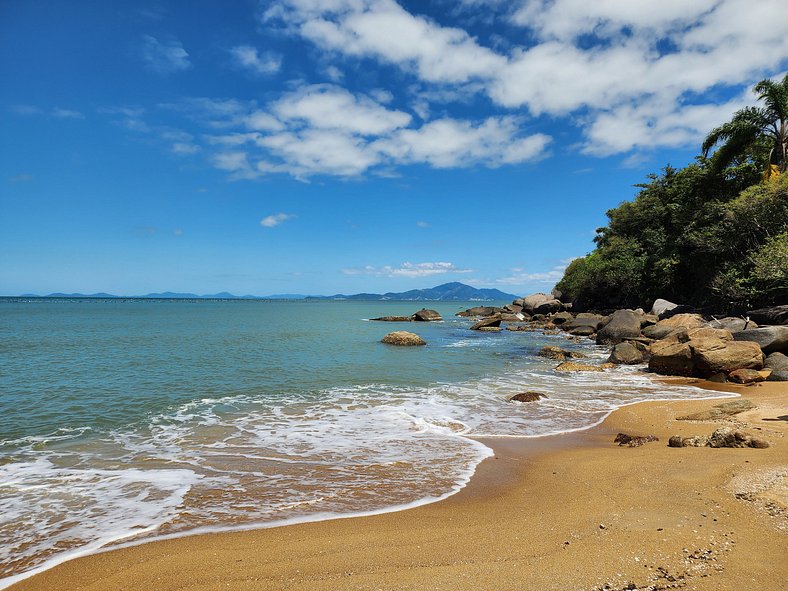 Casa 500m Praia Zimbros, até 6 pessoas