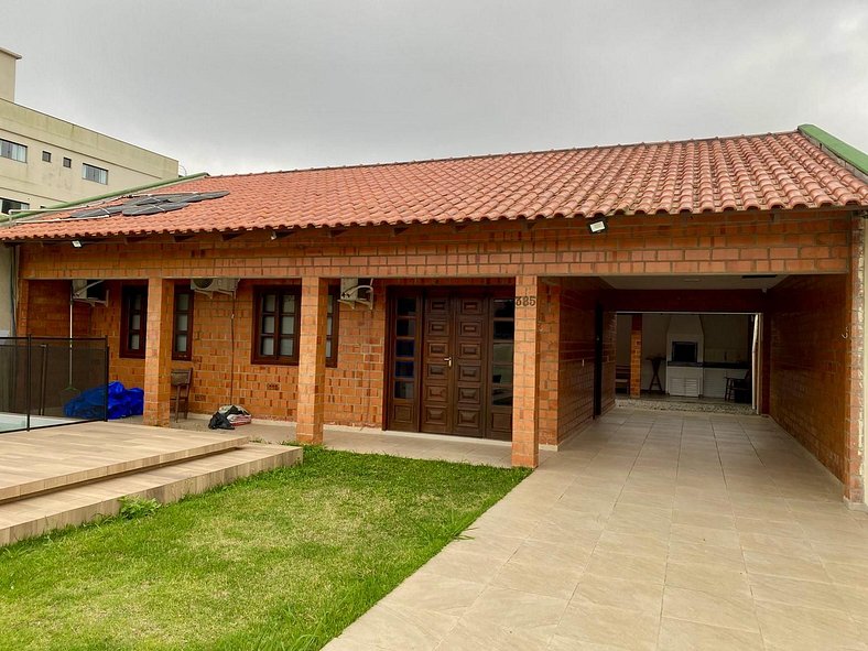 Casa com Piscina 450m Praia Zimbros, até 10pessoas