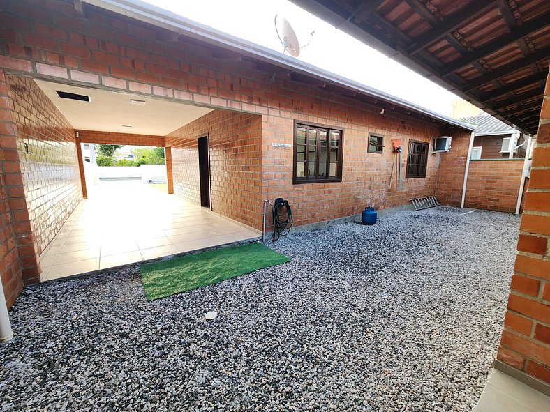 Casa com Piscina 450m Praia Zimbros, até 10pessoas