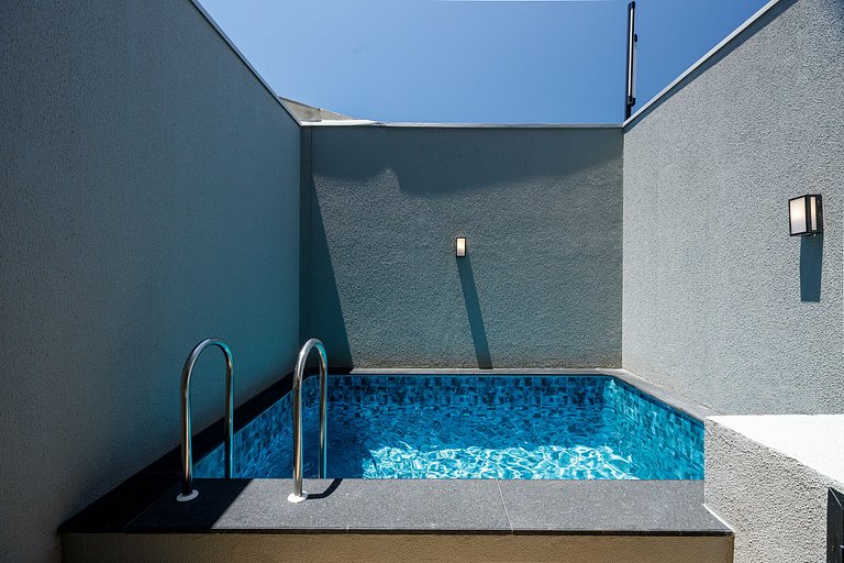 Triplex, piscina e jacuzzi, 100m Praia, 3 suítes